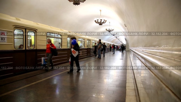 Ретропоезд "Сокольники" стилизован под первый поезд Московского метрополитена. Московский метрополитен в честь своего 83-летия проводит "Парад поездов" на Кольцевой линии московского метро. Москва. Россия (2019 год). Редакционное видео, видеограф Наталья Волкова / Фотобанк Лори