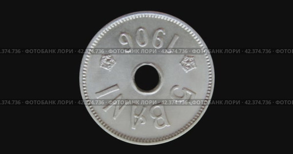 Реверс монеты Румынии 5 бани 1906 года на черном фоне. Бесшовная анимация. Reverse of Romania coin 5 bani 1906, isolated in black background. Seamless animation in 4k resolution video. Стоковая анимация, аниматор Александр Кузнецов / Фотобанк Лори