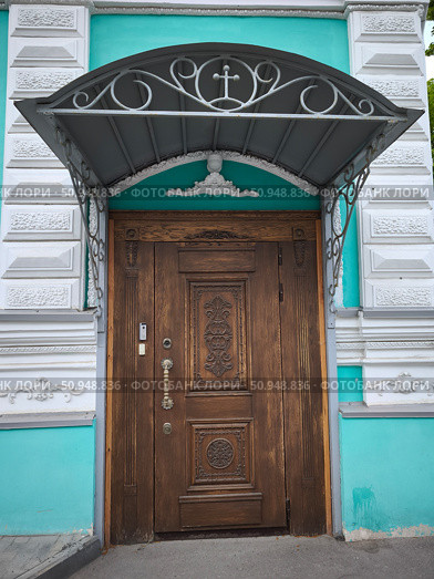 Резная деревянная входная дверь в Нижнем Новгороде. Редакционное фото, фотограф Мария Сергеева / Фотобанк Лори