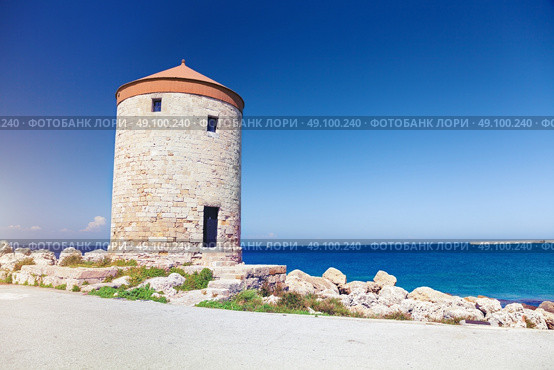 Rhodes windmills, Mandrake Harbour windmills on the Island of Rhodes. Стоковое фото, агентство Ingram Publishing / Фотобанк Лори