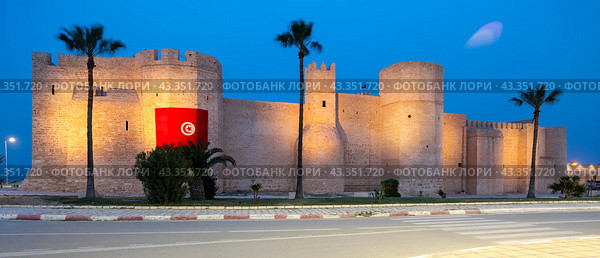 Ribat in Monastir in night illumination, Tunisia. Islamic defensive structure. It is oldest ribat built by Arab conquerors during Muslim conquest of Maghreb. Стоковое фото, фотограф Яков Филимонов / Фотобанк Лори