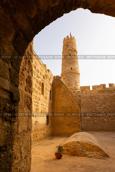 Ribat of Monastir, Islamic defensive structure, located in Monastir, Tunisia. Picturesque view from arch. Стоковое фото, фотограф Яков Филимонов / Фотобанк Лори