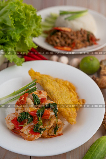 Rice topped with shrimp and omelet on a white plate. Стоковое фото, агентство Ingram Publishing / Фотобанк Лори