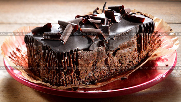 Rich chocolate cake whole. Chocoholic delight.. Chocolatecake1. Стоковое фото, агентство Ingram Publishing / Фотобанк Лори