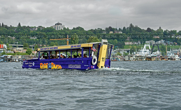Ride Ducks, national duck tour operator and tourist attraction. It makes use of over 90 amphibious vehicles (nicknamed "ducks") to provide tours of cities by boat and by land. Сиэтл, США (2018 год). Редакционное фото, фотограф Валерия Попова / Фотобанк Лори