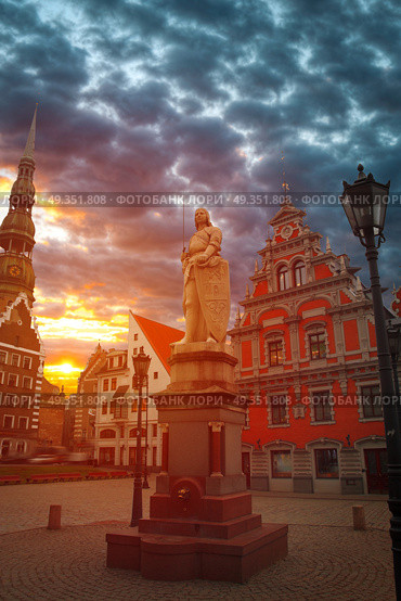 Riga Church of St. Peter and the streets of the ancient city. The red moon is shining.. Riga Church of St. Peter . Стоковое фото, агентство Ingram Publishing / Фотобанк Лори
