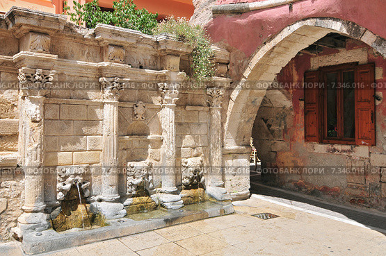 Rimondi Fountain, in the city of Rethymno on the island of Crete, Greece. This Venetian fountain was created in 1626. Стоковое фото, агентство BE&W Photo / Фотобанк Лори