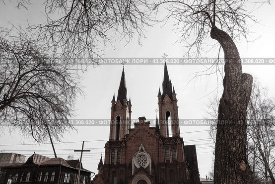 Римско-католический костёл (Храм Преображения Господня), город Красноярск, Красноярский край, Сибирь, Россия. Вид снизу на башни красивого готического костёла. В здании расположен Органный зал Красноярской краевой филармонии. Стоковое фото, фотограф Андрей Степанов / Фотобанк Лори
