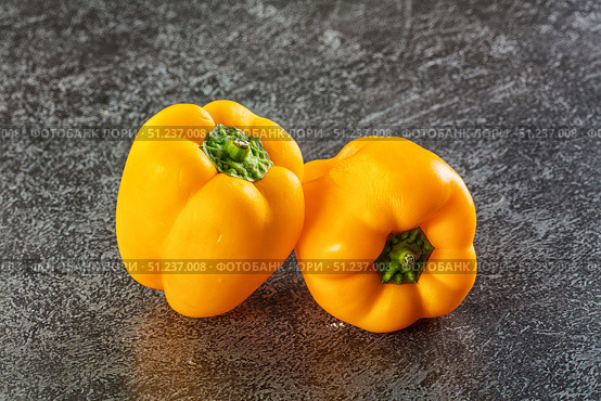 Ripe juicy Bulgarian bell pepper. Стоковое фото, фотограф Андрей Старостин / Фотобанк Лори
