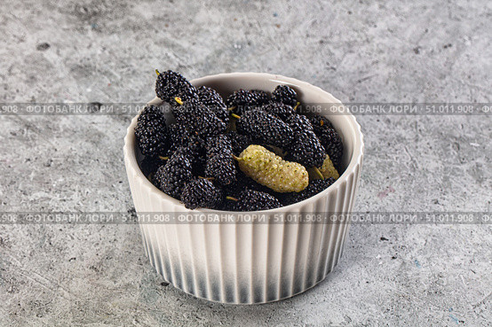 Ripe sweet juicy black and white mullberry. Стоковое фото, фотограф Андрей Старостин / Фотобанк Лори