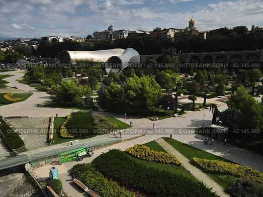 Riquet Park and Philharmonic Hall from a bird's-eye view. View of the Presidential Palace. The old town. Georgia. Tbilisi. 03.09.2023. Редакционное фото, фотограф Ярославский Максим / Фотобанк Лори