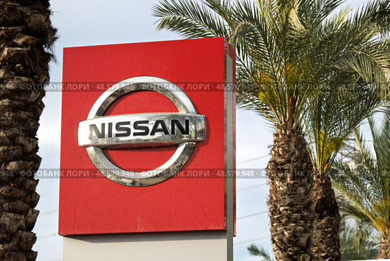 Rishon Lezion, Israel - May 15,2025. Nissan dealership sign with palm trees. Редакционное фото, фотограф Георгий Дзюра / Фотобанк Лори