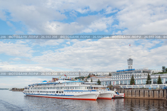 River Station in the city of Nizhny Novgorod and two cruise ships at the pier (2017 год). Стоковое фото, фотограф Дмитрий Тищенко / Фотобанк Лори