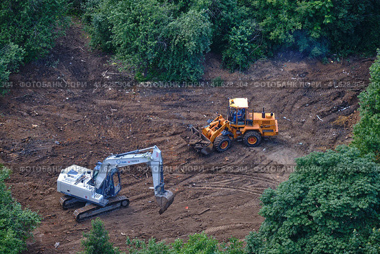 Road construction in the forest with green trees, top view - July 10, 2020, Moscow, Russia. Редакционное фото, фотограф Андрей Журавлев / Фотобанк Лори