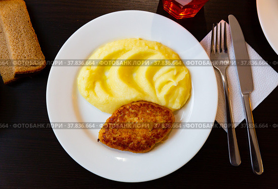 Roast meat cutlet with mashed potatoes. Стоковое фото, фотограф Яков Филимонов / Фотобанк Лори