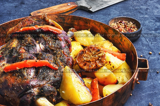 Roast mutton in the pan. Mutton cooked in a pan with potatoes and vegetables. Стоковое фото, агентство Ingram Publishing / Фотобанк Лори