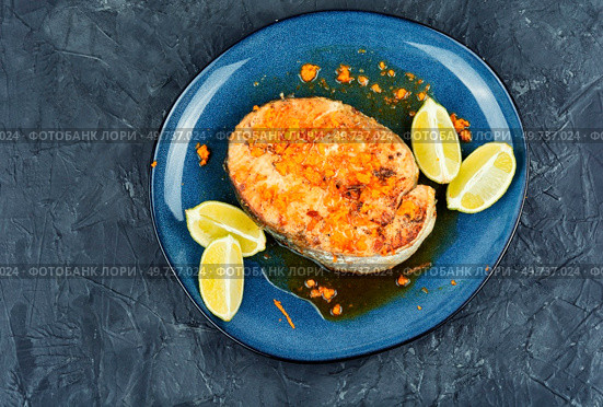 Roasted salmon or trout steak with orange and lime sauce. Top view.. Salmon or trout steak in orange marinade. Стоковое фото, агентство Ingram Publishing / Фотобанк Лори