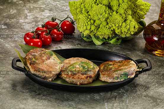 Roasted tuna medallion with broccoli. Стоковое фото, фотограф Андрей Старостин / Фотобанк Лори