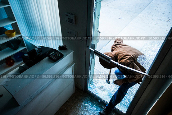 Robber using a sledgehammer, Стоковое фото, агентство Ingram Publishing / Фотобанк Лори