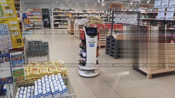 Робот Белла предлагает товары в супермаркете. Bella Bot promoter robot in the supermarket (2024 год). Редакционное видео, видеограф Photolart / Фотобанк Лори