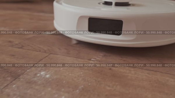 Robot cleans the floor freeing up your day for rest and relaxation with smart and efficient home cleaning technology. Стоковое видео, видеограф Svetlana Golovco / Фотобанк Лори