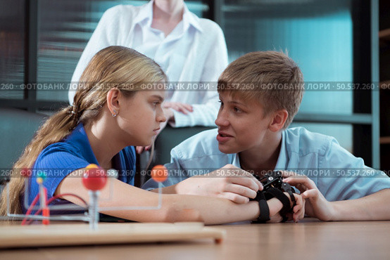 Robot education technology around the world, It is already considered core instruction in schools to strive to lessen the tasks that humans are unable to perform. Стоковое фото, агентство Ingram Publishing / Фотобанк Лори
