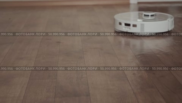 Robot washes the floor without intervention modern solution for effortless and efficient home cleaning every day. Стоковое видео, видеограф Svetlana Golovco / Фотобанк Лори