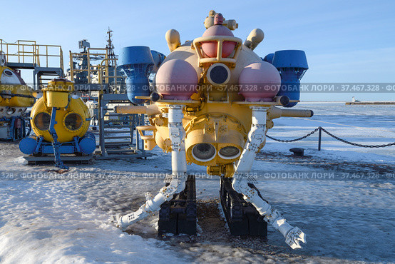 Роботизированный морской комплекс MTK-200 и пилотируемый подводный аппарат «Риф» в экспозиции музейного комплекса «Патриот Парк». Кронштадт, Россия (2022 год). Редакционное фото, фотограф Виктор Карасев / Фотобанк Лори