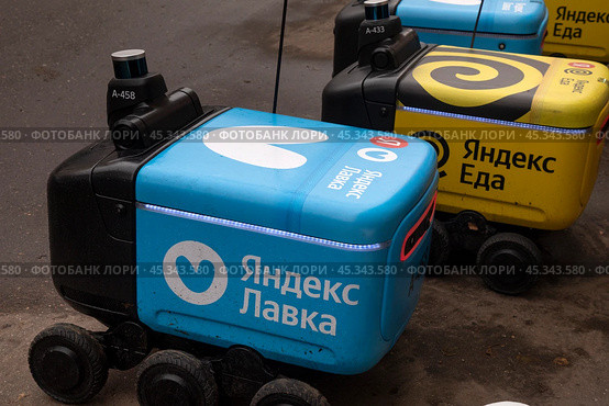 Роботы-курьеры "Яндекса" доставляют посылки по улице в центре города Москвы, Россия. Редакционное фото, фотограф Николай Винокуров / Фотобанк Лори