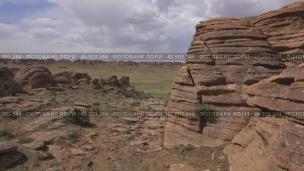 Rock formations and stacked stones in Mongolia. Стоковое видео, видеограф Михаил Коханчиков / Фотобанк Лори