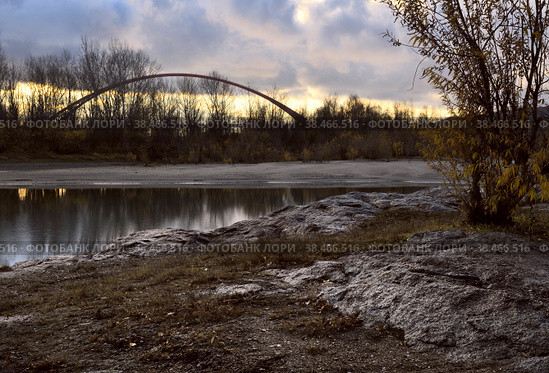 Rocky Bank of the Ob on the background Bugrinskij bridge. Стоковое фото, фотограф ArhSib / Фотобанк Лори