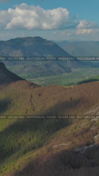 Rocky mountains and valley before sunset aerial. Стоковое видео, видеограф Михаил Коханчиков / Фотобанк Лори