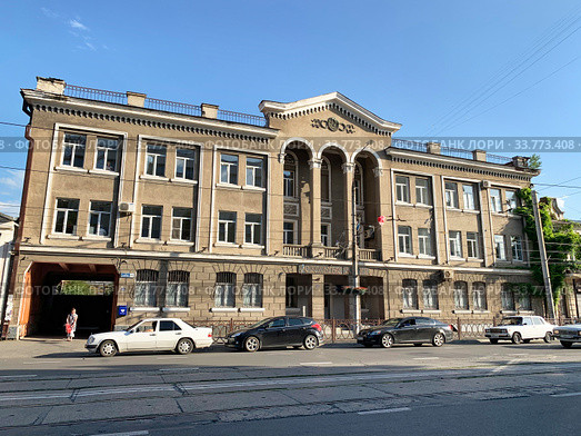Родильный дом № 2 в историческом здании. Владикавказ. Республика Северная Осетия — Алания, улица Кирова, дом 56 (2019 год). Редакционное фото, фотограф Овчинникова Ирина / Фотобанк Лори