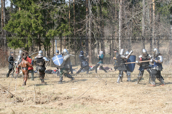Ролевой бой в доспехах на открытой поляне (2006 год). Редакционное фото, фотограф Ирина Терентьева / Фотобанк Лори