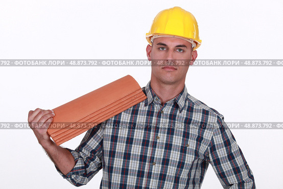 Roofer about to replace tiles. Стоковое фото, агентство Ingram Publishing / Фотобанк Лори