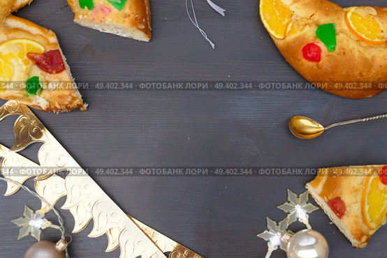 Roscon de Reyes traditional spanish cake for Epiphany festivites, top view scene with copy space. Roscon del Reyes. Стоковое фото, агентство Ingram Publishing / Фотобанк Лори