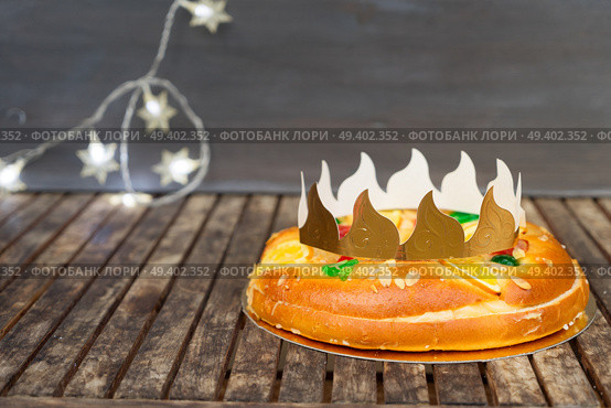Roscon de Reyes traditional spanish cake wih crown for Epiphany festivites. Roscon del Reyes. Стоковое фото, агентство Ingram Publishing / Фотобанк Лори