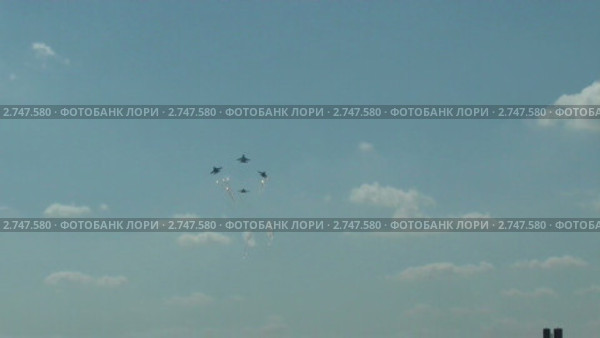 Роспуск пилотажной группы в небе. Стоковое видео, видеограф Александр Рыбаков / Фотобанк Лори