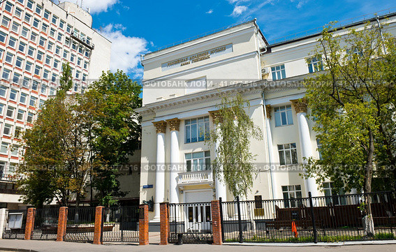 Российская академия музыки имени Гнесиных. Солнечный летний день. Поварская улица, д. 30-36. Москва (2023 год). Редакционное фото, фотограф E. O. / Фотобанк Лори