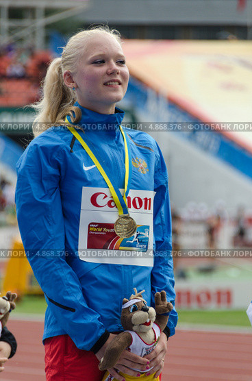Российская атлетка Ольга Шаргина на пьедестале на Юношеском чемпионате мира по легкой атлетике (2013 год). Редакционное фото, фотограф Игорь Гапчич / Фотобанк Лори