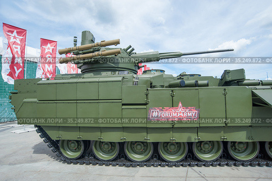 Российская боевая бронированная машина Т-15 на базе универсальной гусеничной платформы «Армата» с необитаемым боевым модулем АУ200М "Байкал" с 57-мм пушкой на форуме "Армия-2019", фрагмент сбоку. Редакционное фото, фотограф Малышев Андрей / Фотобанк Лори