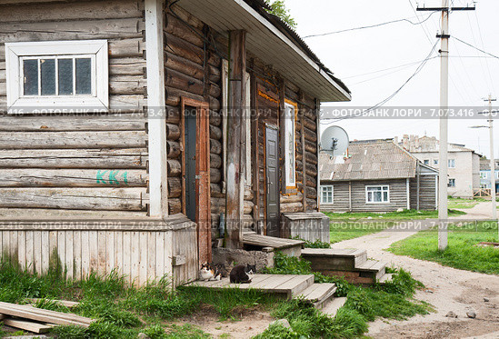 Российская глубинка. Поселок Соловецкий. Старый деревянный дом (2014 год). Стоковое фото, фотограф Юлия Бабкина / Фотобанк Лори