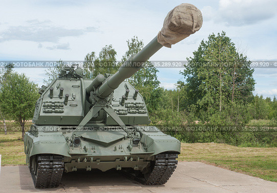 Российская новая самоходная 152-мм гаубица 2С19М2 "Мста-СМ" на полигоне Алабино, Международном военно-техническом форум "Армия-2019" в парке "Патриот", Московская область, вид справа-спереди. Редакционное фото, фотограф Малышев Андрей / Фотобанк Лори