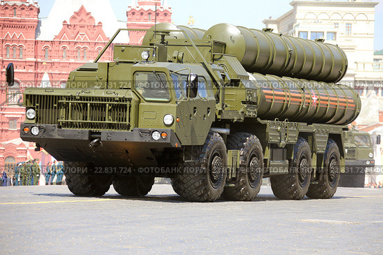Российская зенитная ракетная система большой и средней дальности, зенитный ракетный комплекс (ЗРК) С-400 «Триумф» на параде в День Победы, Москва, 2016. Редакционное фото, фотограф Алексей Гусев / Фотобанк Лори
