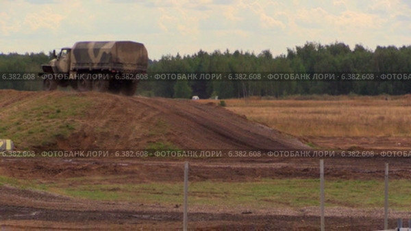 Российские армейские автомобили "Урал" въезжают на холм на армейском полигоне (2014 год). Редакционное видео, видеограф Арташес Оганджанян / Фотобанк Лори