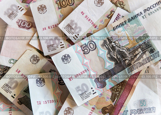 Российские бумажные деньги номиналом десять, пятьдесят и сто рублей крупным планом. Russian rubles. Стоковое фото, фотограф Лариса Гордеева / Фотобанк Лори