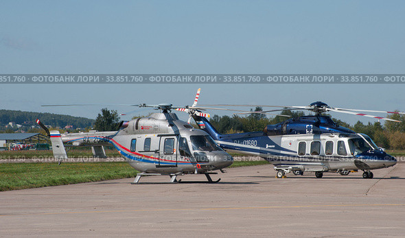 Российские вертолеты Ансат с бортовым номером RA-20001 и Agusta Westland AW139 с бортовым номером RA-01680 на Международном авиационно-космическом салоне МАКС-2019 в Жуковском, Россия. Редакционное фото, фотограф Малышев Андрей / Фотобанк Лори