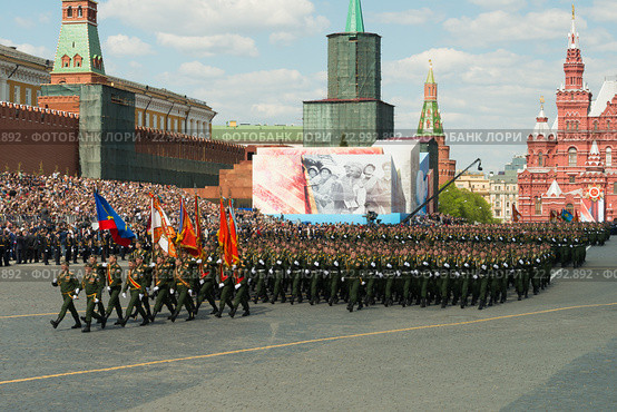 Российские военнослужащие на Красной площади во время парада, посвященного 71-ой годовщине Победы в Великой Отечественной войне (2016 год). Редакционное фото, фотограф Алексей Бок / Фотобанк Лори