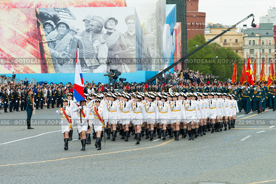 Российские женщины военнослужащие на Красной площади во время парада, посвященного 71-ой годовщине Победы в Великой Отечественной войне (2016 год). Редакционное фото, фотограф Алексей Бок / Фотобанк Лори