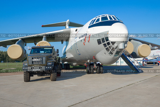 Российский авиационный топливозаправщик ИЛ-78М-90А и автомобиль "Урал-NEXT" на авиашоу МАКС-2019. Редакционное фото, фотограф Виктор Карасев / Фотобанк Лори